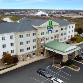 Holiday Inn Express Hotel & Suites Waukegan/Gurnee by IHG，位于沃基根的酒店