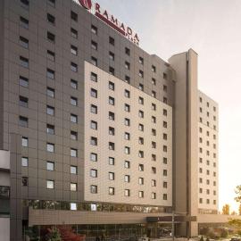 Ramada Plaza by Wyndham Bucharest Convention Center，位于布加勒斯特的酒店