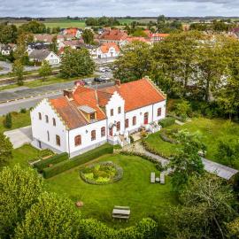 Vita Huset på Österlen，位于Gärsnäs的酒店