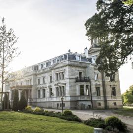 Schloss Kaarz mit Park，位于Kaarz的酒店