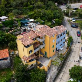 APARTMANI I SOBA ROBERTO I MIRJANA，位于瓦伦的酒店
