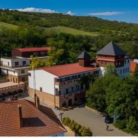 Hotel Kaskáda - resort Hotel Kurdějov & Art Wine Hall，位于Kurdějov的酒店