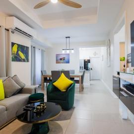 Welcome to our Ocean View Villa!，位于卢西的酒店