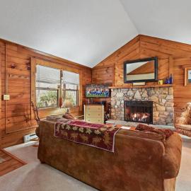 Classic Log Cabin with Fireplace on Quiet River，位于布洛英罗克山的酒店