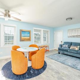 Steps to Sand Updated Bouchee Beachy Condo Deck Parking，位于布里根泰恩的酒店
