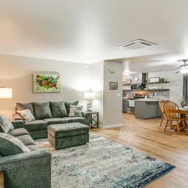 Updated Duplex Home < 1 Mi to Downtown Enumclaw!，位于伊纳姆克洛的酒店