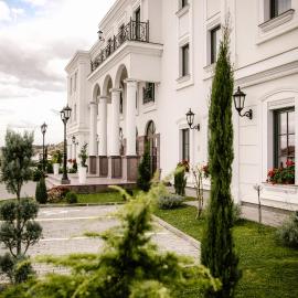 Apartments & rooms Beli Dvor,位于查查克的酒店