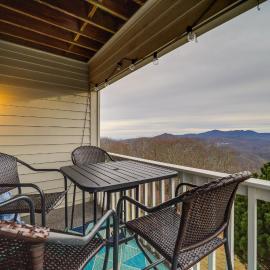 Cozy Condo w/ Balcony & Views in Beech Mountain!，位于榉木山的酒店