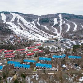 Superbe condo face aux pentes de ski Stoneham!!!，位于斯托纳姆的酒店