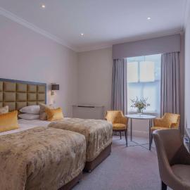 Oatlands Park Hotel，位于威布里治的酒店