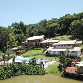Village Du Lac Hotel，位于波梅罗迪的酒店