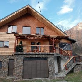 CASUTA CU SINDRILA，位于Dragoslavele的酒店