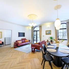 5 Sterne Ferienwohnung Schlossplatz - Sachsen Vogtland Erzgebirge 6 Personen 3 SZ Sauna Kamin，位于奥尔巴赫的酒店