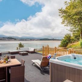 Sea Front Spacious Apartment on Anglesey，位于Brynsiencyn的酒店