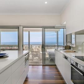 'Salty Air Beachside Cottage' by HolidayCo，位于克里卡尔的酒店