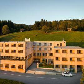 JUFA Hotel Laterns - Klangholzhus，位于拉特恩斯的酒店