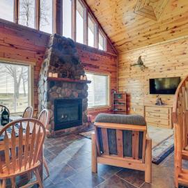 Eagle's Nest Cabin on Mille Lacs Lake: Boat + Fish，位于Garrison的酒店