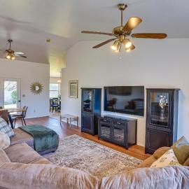 Thatcher Home w/ Fenced Backyard: 3 Mi to Downtown，位于Thatcher的酒店