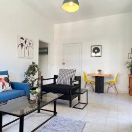 Sunlit 2BR apt on MarMikhael Stairs，位于Al Mudawwar的酒店