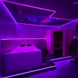 Wellness Suite mit Whirlpool & Sauna，位于盖尔森基兴的酒店