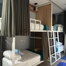 blue waves hostel amed，位于艾湄湾的酒店
