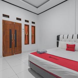 RedDoorz @ Geopark Ciletuh Sukabumi，位于西洛瓦的酒店