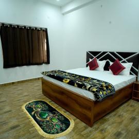 Hotel SD Grand Palace, Mant Raya Road, Mant, Nearby Vrindavan, Mathura，位于Māt的酒店
