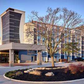 Holiday Inn Burlington Conference Centre by IHG，位于伯灵顿的酒店
