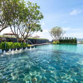 Ramada Plaza by Wyndham Chao Fah Phuket，位于普吉镇的酒店