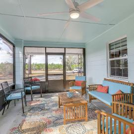 Pet-Friendly Florida Escape w/ Patio & Fire Pit!，位于O'Brien的酒店