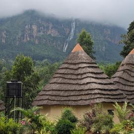 Cwmbale Eco-Safari Lodges, Restaurant and Zoo.，位于Mbale的酒店