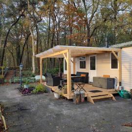 Chalet met veranda aan bosrand，位于Vledder的酒店