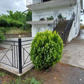 Home garden and big parking，位于特里波利斯的酒店