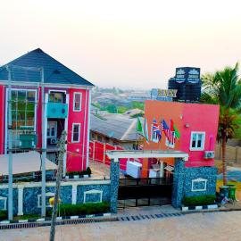 Remzy Hotel & Suites, Olomore，位于Aro的酒店