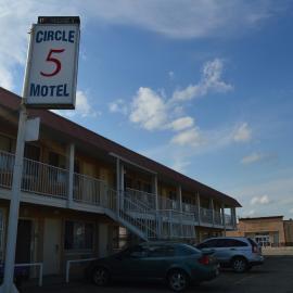 Circle 5 Motel，位于Olds的酒店
