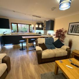 New city flat, 3 x double bed en-suite bedrooms, private kitchen & lounge, free private parking & own workspaces，位于埃克塞特的酒店