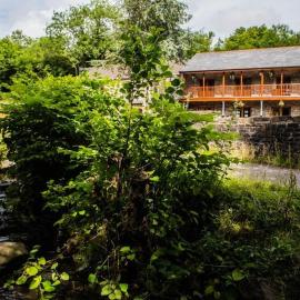 The Falcon Inn Retreat，位于阿伯代尔的酒店