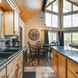 Serene Cabin Retreat Between Murphys & Arnold，位于墨菲斯的酒店