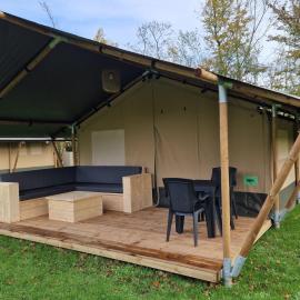 Camping Alkenhaer Appelscha Trekkerstent Safaritent，位于阿珀尔斯哈的酒店