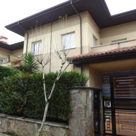 H130 Villa adosada con jardín y txoko by Egona，位于扎鲁亚斯的酒店