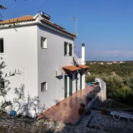 Haus mit Pool im Olivenhain，位于科罗尼的酒店