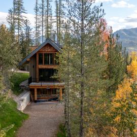 Snow Creek Cabins by Fernie Lodging Co，位于弗尼的酒店