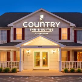 Country Inn & Suites by Radisson, Nevada, MO，位于Nevada的酒店