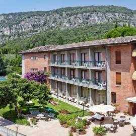 Hotel Gabbiano by Double Hospitality，位于加尔达的酒店