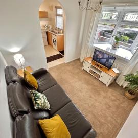 Semi-detached 1-Bedroom Chalet at Maryville Caravan Site - Uddingston, Glasgow，位于阿丁斯顿的酒店