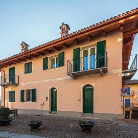 In Piazzetta holiday apartments, Barolo，位于巴罗洛的酒店