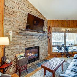 Patio & Pool Access! Year-Round Base in Bend，位于本德的酒店
