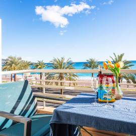 BAMBOO PLAGE AP4220 by Riviera Holiday Homes,位于尼斯的酒店