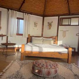 Best View Romantic Cabin In Eco Village Klil，位于Clil的酒店