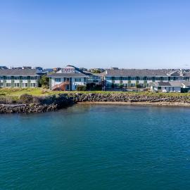 Waldport Bayfront Hotel & Restaurant，位于沃尔德波特的酒店